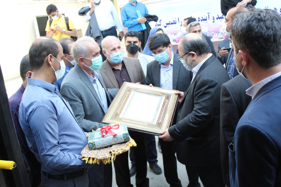 بر همین اساس محمدرضا مظلومی ضمن قدردانی از محمد شریعتمداری و ادای احترام به نگاه ویژه این مقام مسئول به جامعه ورزش نابینایان وکم بینایان لوح تقدیری از سوی فدراسیون اهدا کرد.